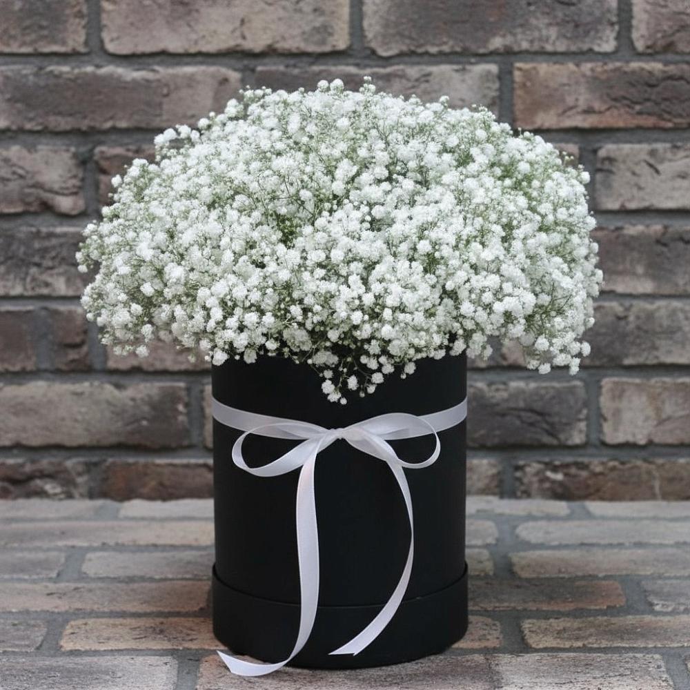 Цветочная композиция из Гипсофила в шляпной коробке в Балашове