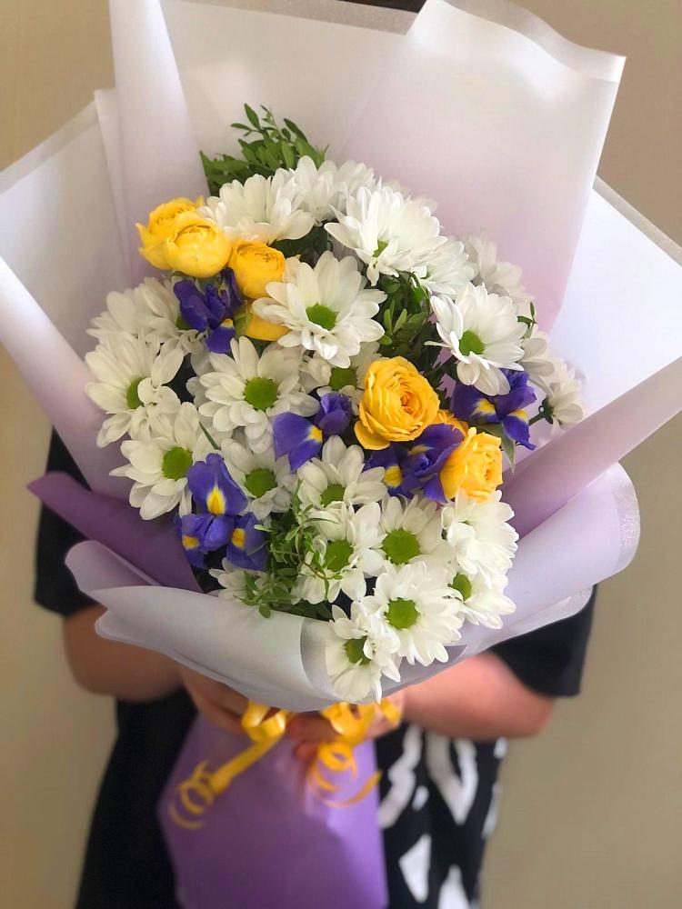 Букет цветов из: Ирисы, Хризантемы и Розы в Балашове