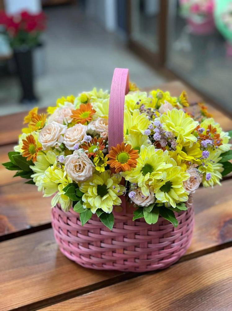 Цветочная композиция из Хризантемы и Розы в корзине в Балашове