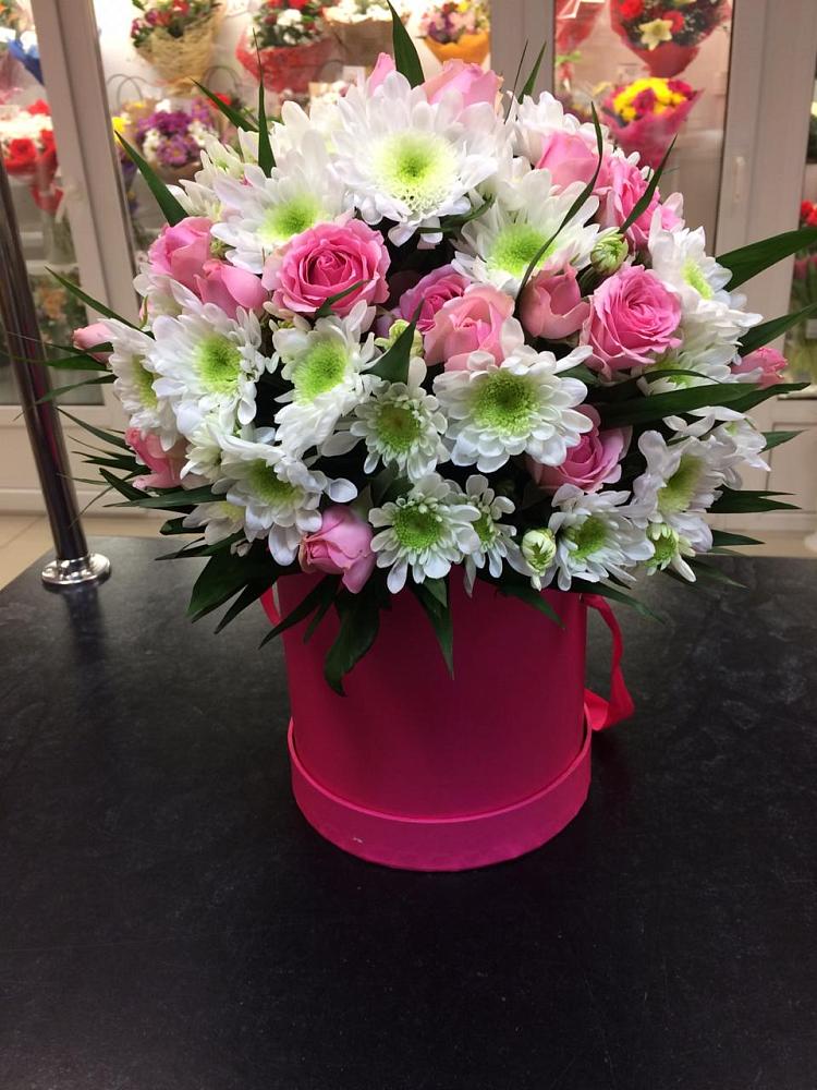 Цветочная композиция из Розы и Хризантемы в шляпной коробке в Балашове