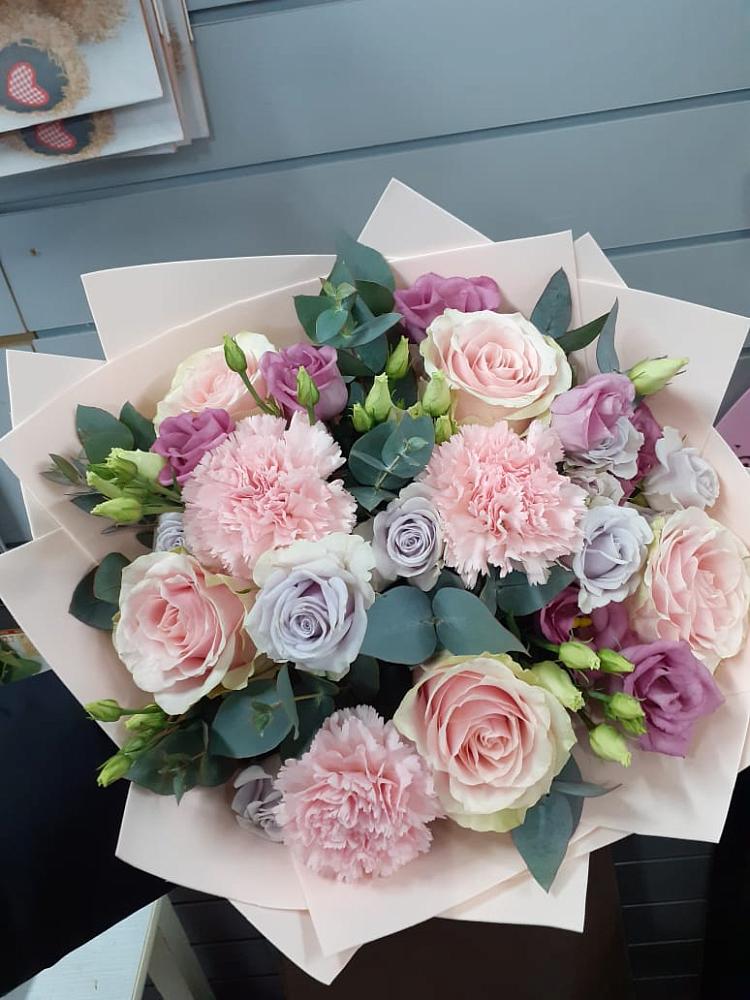 Букет цветов из: Розы, Гвоздики и Лизиантусы в Балашове